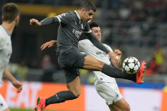 Champions League: Ο Alvaro Morata της Μίλαν και ο Hugo Vetlesen της Μπριζ στο στάδιο San Siro στο Μιλάνο